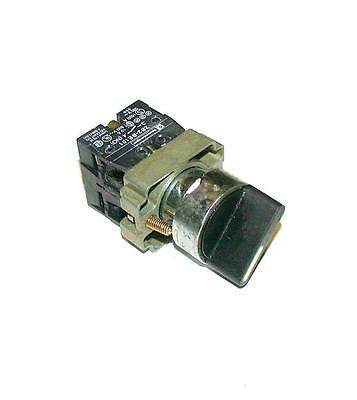 TELEMECANIQUE ZB2-BE101  SELECTOR SWITCH  2-POSITION MAINTAINED  1 N.O. 1 N.C.