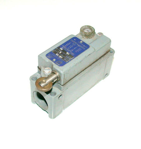 SQUARE D  9007AW36   OIL TIGHT ROLLER LIMIT SWITCH 10 AMP