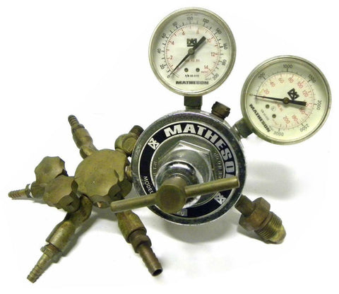 THE MATHESON CO. SH-580 DUAL GAUGE PRESSURE REGULATOR W/ MULTI LINE ATTACHMENT