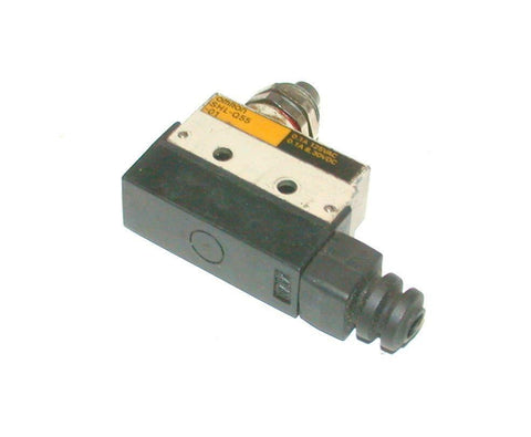 OMRON   SHL-Q55   PLUNGER LIMIT SWITCH 10 AMP 1 .NO. 1 N.C. CONTACTS
