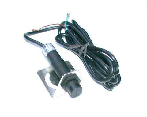 New Telemecanique  XUB-A040114  Photoelectric Sensor W/Bracket 24-240 VAC 18 mm