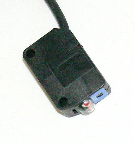 NEW KEYENCE PHOTOELECTRIC SENSOR 12-24 DC MODEL PZ2-51T