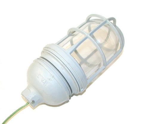 NEW APPLETON LIGHT FIXTURE ENCLOSED W/GASKET MODEL VA1050G