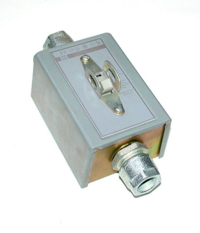 Square D  2510FO2  Manual  Motor Starter Switch W/Enclosure 16 Amp 600 VAC