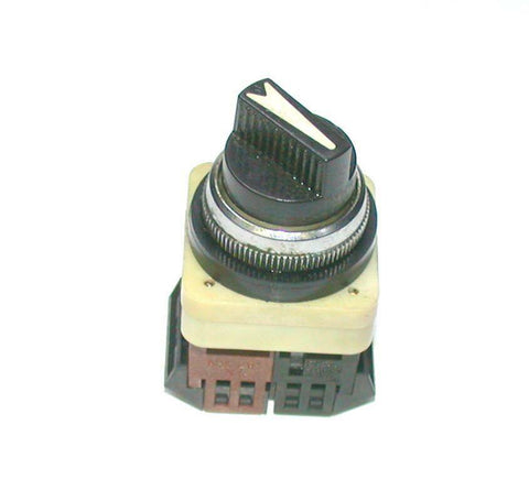 FUJI ELECTRIC   AH30-P3   3-POSITION MAINTAINED SELECTOR SWITCH 1 N.O. 1 N.C.