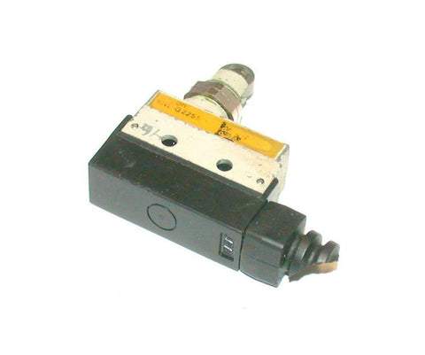 OMRON   SNL-Q2255   ROLLER LIMIT SWITCH 10 AMP 1 .NO. 1 N.C. CONTACTS